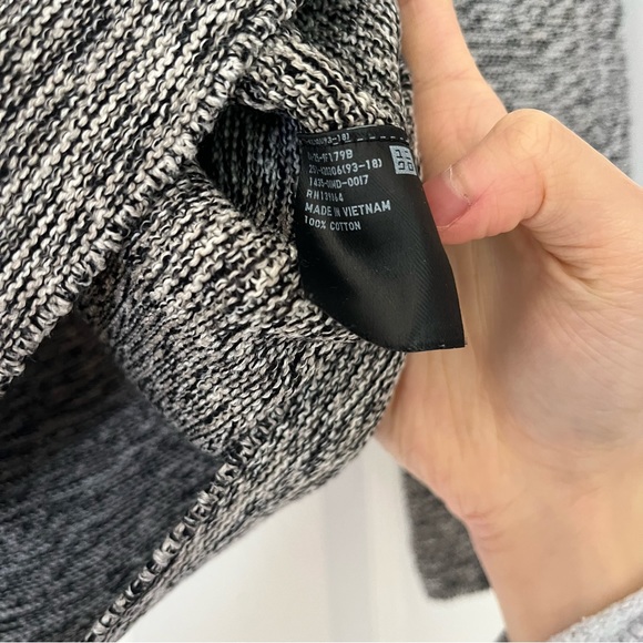 Uniqlo 3D Vneck knit - Picture 4 of 4